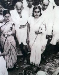 Gandhi walking with Abha Gandhi and Sushila Nayar